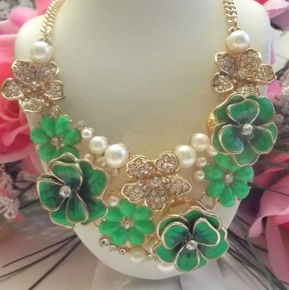 New green flowers necklace - Picture 5 of 8